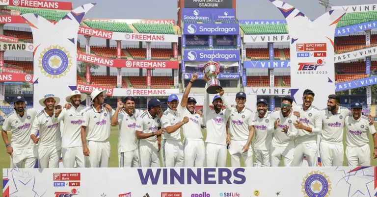 ট্রফি হাতে ভারতীয় দল